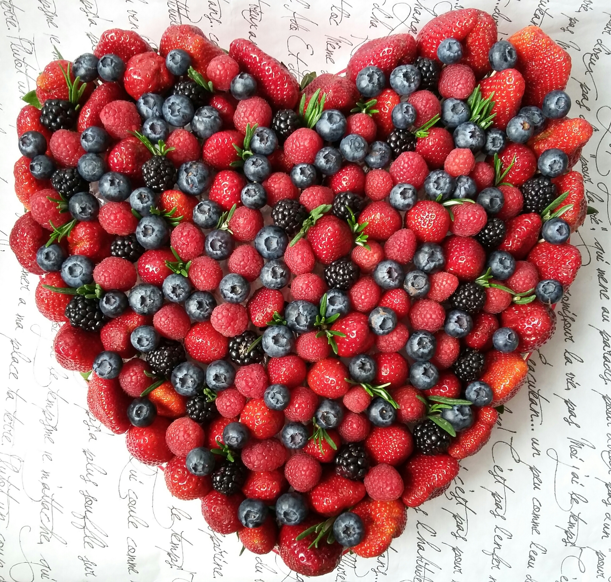 Фруктовые сердца. Букет из ягод и фруктов. Ягодное сердце букет. Сердце из ягод. Необычные ягоды.